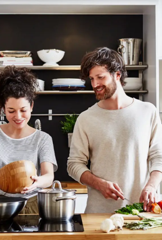 اذا كان التجاهل ناجم عن خطأ منك فاجئيه مثلا بتحضير طبخة خاصة له