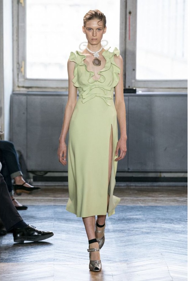 موضة الوان صيف 2020 مع اللون الاخضر الفاتح من خلال فستان Giambattista Valli