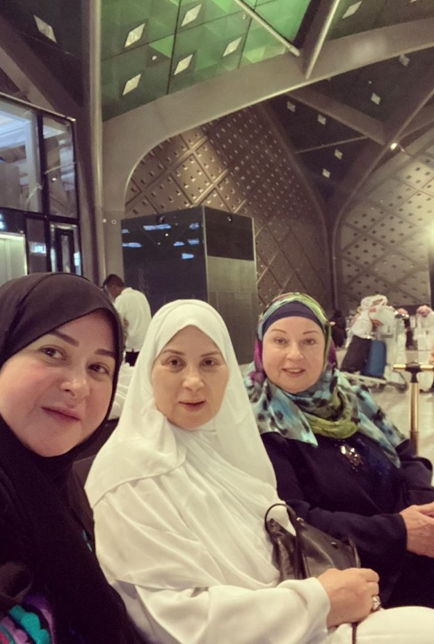 مي نور الشريف ووالدتها وخالتها