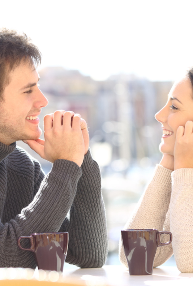 نظرة الرجل للمرأة مع وجود ابتسامة عريضة من علامات الحب في لغة العيون