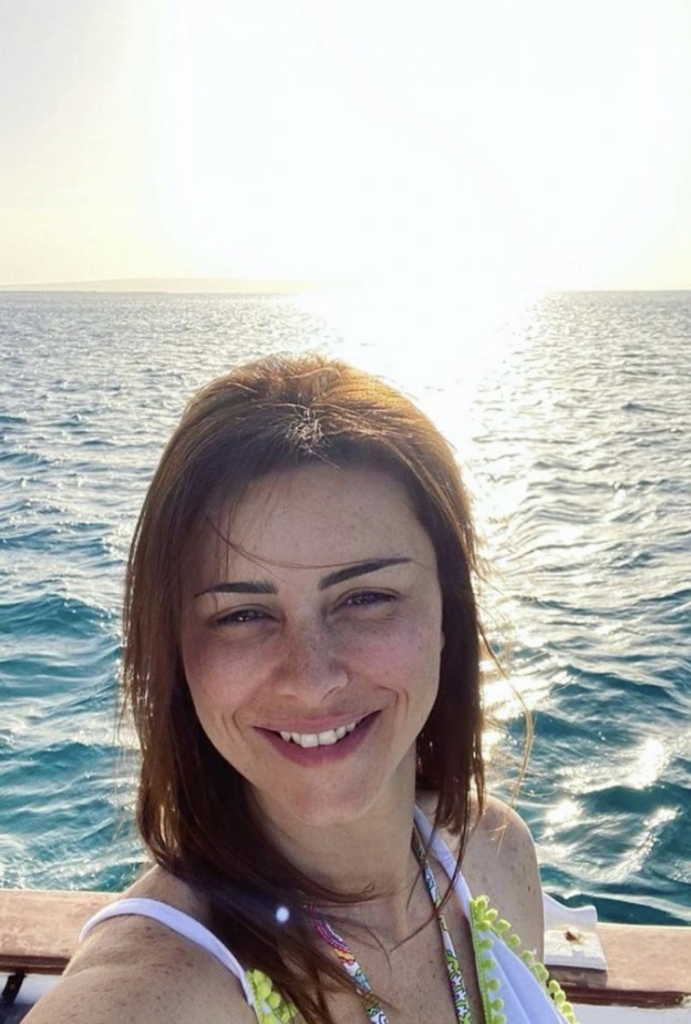 نور تستمتع بأجواء الصيف الرائعة في وسط البحر