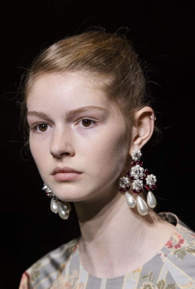 اكسسوارات صيف 2020 مع اقراط اللؤلؤ الفاخرة من Simone Rocha