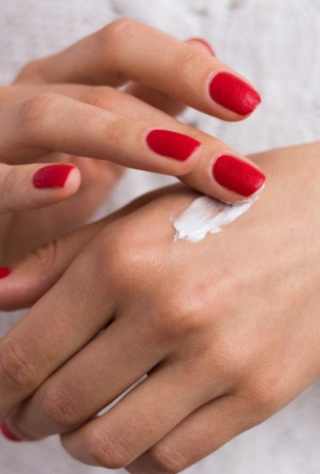 استخدمي واقٍ من الشمس على يديك للحفاظ على شباب اليدين