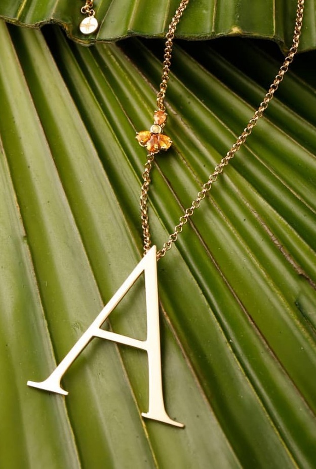 سلسال حرف ذهب مزين بتصميم وردة مصنوعة من الاحجار الكريمة من Luda Jewelry