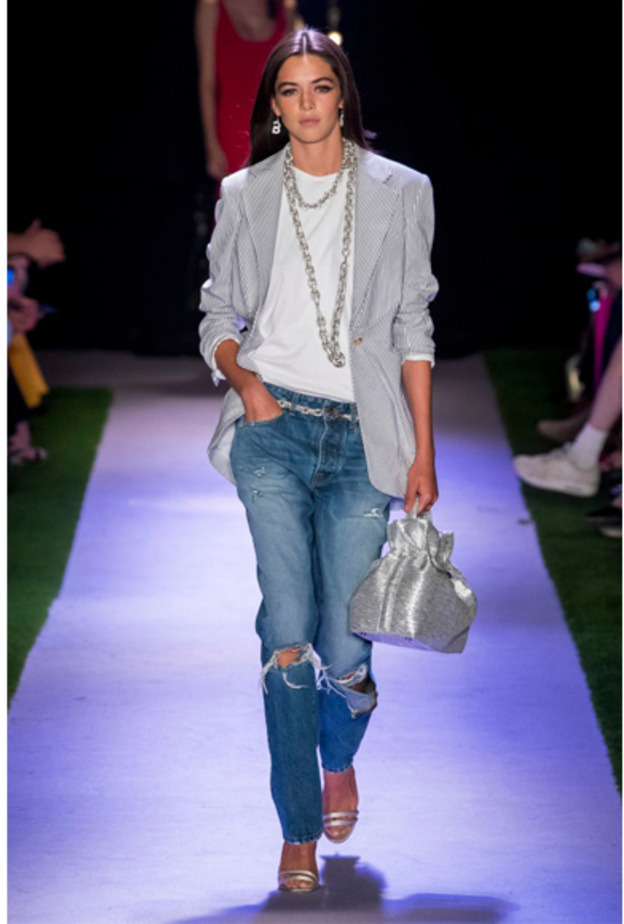  اختاري مع السروال الدنيم الممزق قميصا أبيض وكنزة بيج للوك أنيق وعصريّ