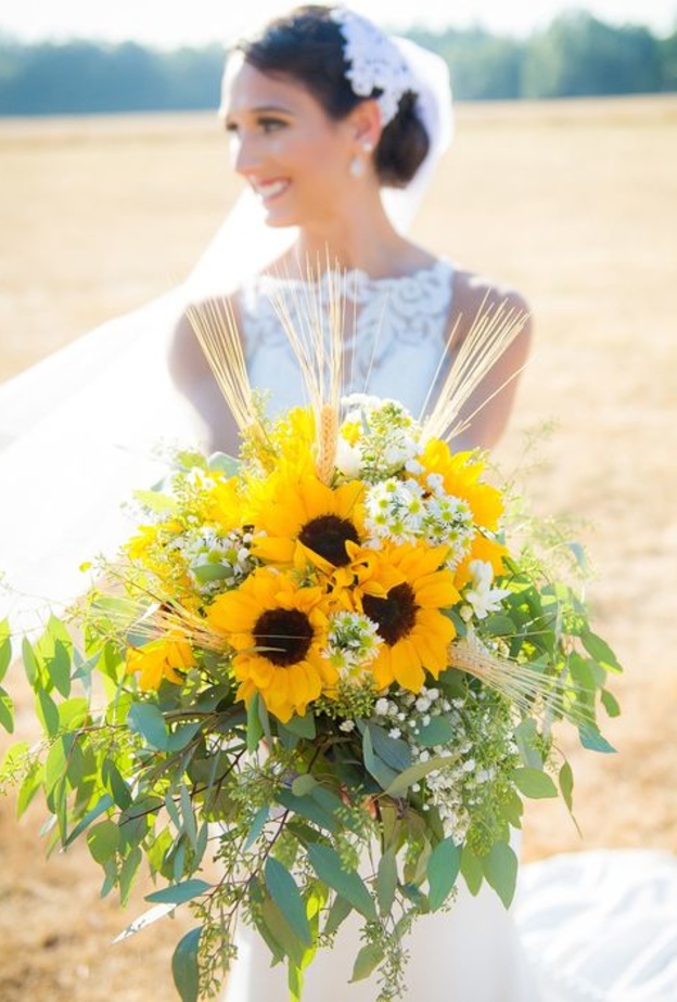 باقة زهور للعروس بدرجات لون أشعة الشمس تستخدم فيها زهور الشمس