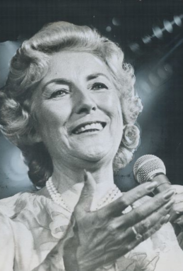 من هي السيدة فيرا لين التي قدمت لها ملكة بريطانيا التحية الملكية عند وفاتها؟