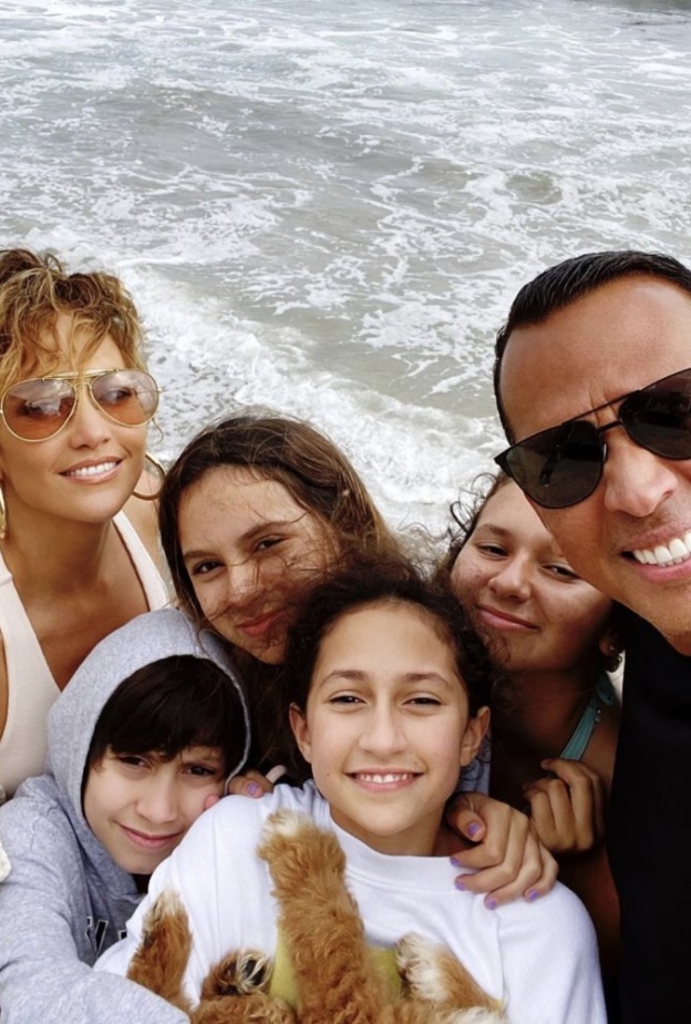 رحلة عائلية تجمع جينيفر لوبيز وخطيبها أليكس مع أولادهما بمناسبة يوم الأب