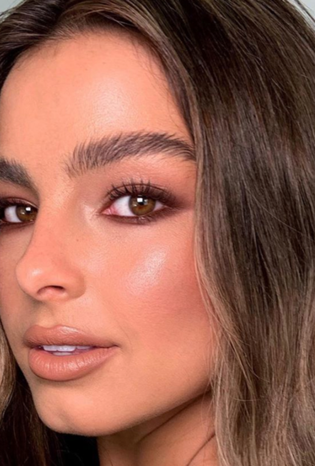 اعتمدي المسكارا البنية لإطلالة طبيعية في صيف 2020