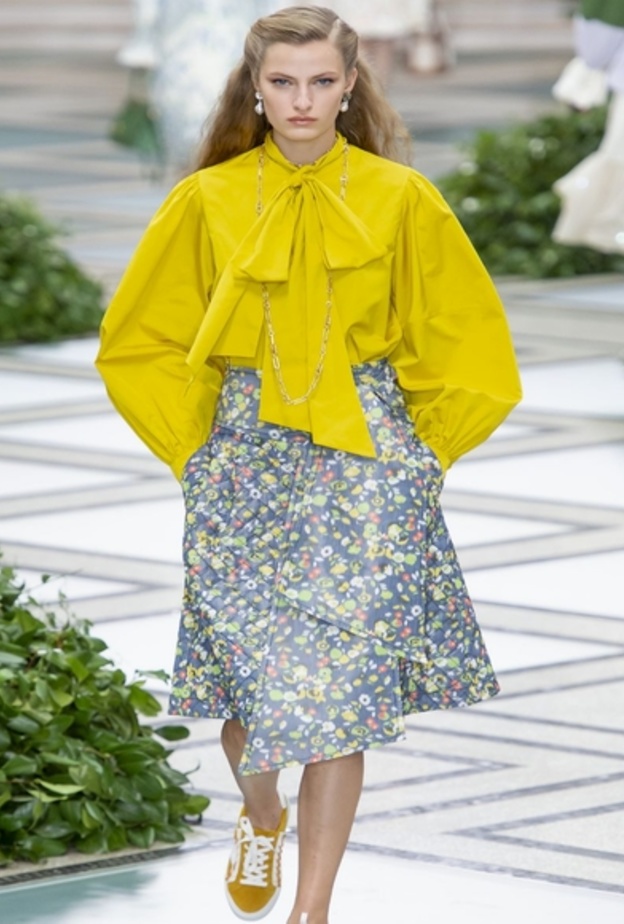 تنانير منقوشة بالورود لصاحبات الجسم الكمثري من Tory Burch