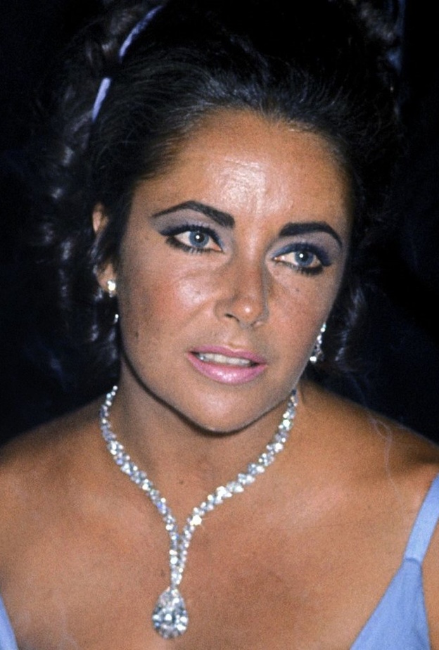 اليزابيث تايلور بقلادة حجر Taylor-Burton diamond