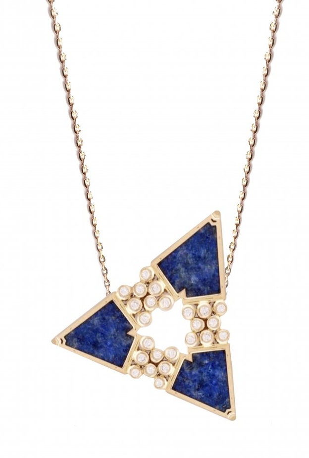  قلادة على شكل هندسي مصاغة من الذهب المزدان بالماسات واللازورد من مجوهرات أروى