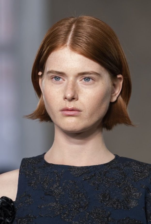 تسريحة شعر قصيرة بأسلوب toga