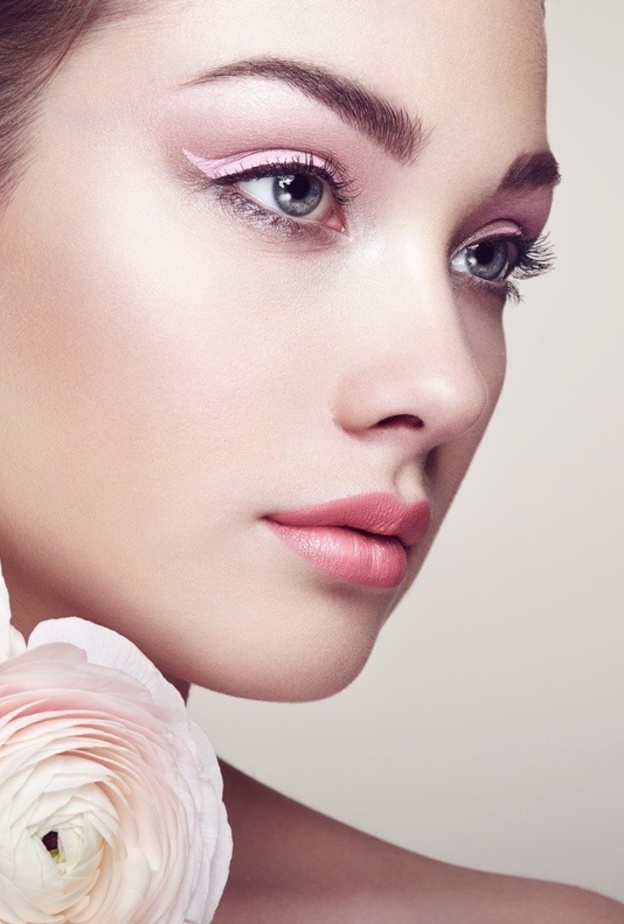 اتبعي هذه الخطوات للحصول على مكياج وردي ناعم مناسب لفصل الصيف