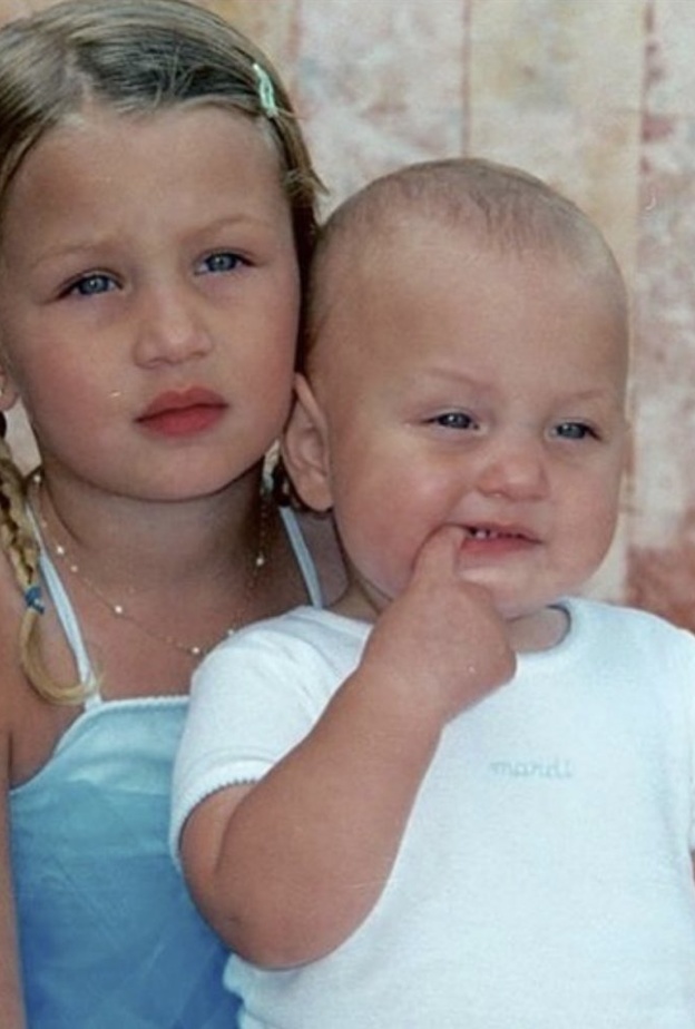 نشرت بيلا حديد صورة لطيفة من طفولتها مع أخيها بمناسبة عيد ميلاده