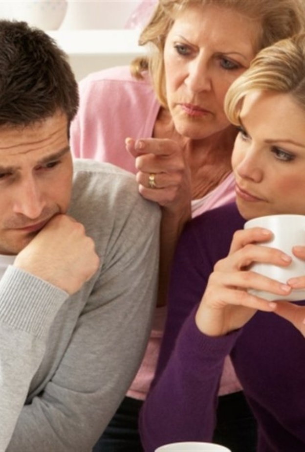 كيفية الحفاظ على الزواج من تدخلات الاهل - حل الخلافات بين الزوجين بعيدا عن الاهل