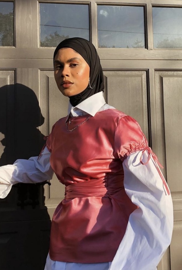 القميص الأبيض باسلوب مينيمالي