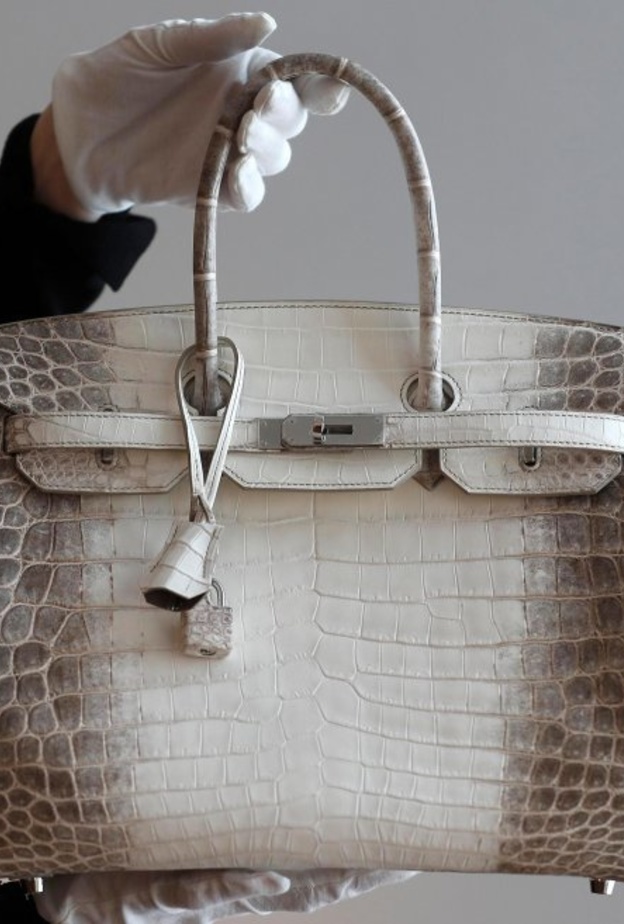بيعت أغلى حقيبة يد من مجموعة بيركين بقينة 377 الف دولار امريكي في مزاد علني