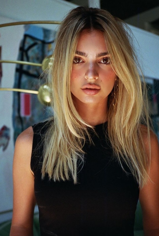 تركت إميلي راتاجكوسكي جذور شعرها الداكنة 