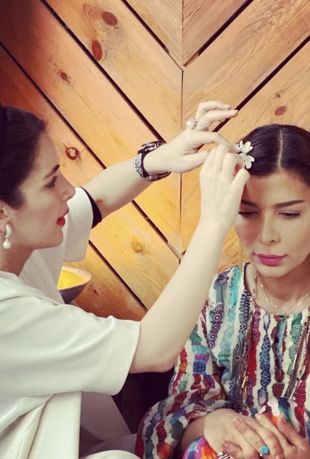 أصالة تهدي ابنتها شام أجمل الكلمات وهي تزين شعرها بالياسمين