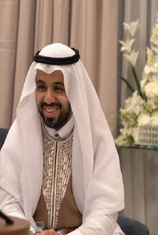  العريس السعودي عبد الرحمن عبد الوهاب اثناء استقباله التهاني عبر انستغرام