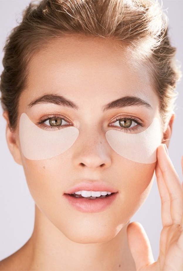 الكمادات تخفف من مظهر الهالات الداكنة