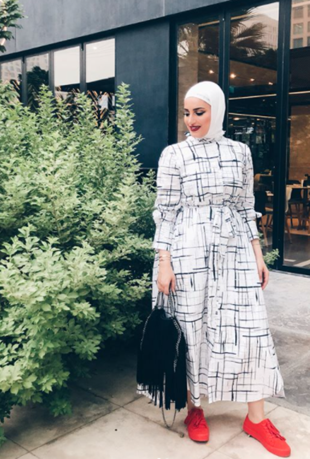 أسلوب دلال الدوب بالفستان بقصة القميص مع الحذاء الكاجوال باللون الأحمر