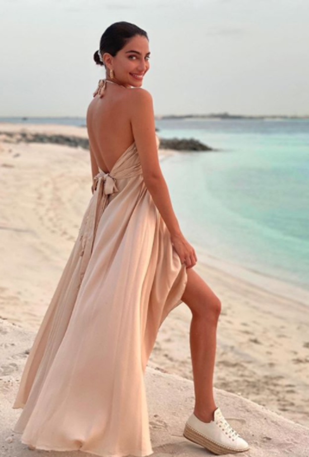 اختارت جيسيكا قهواتي فستان صيفي معرق