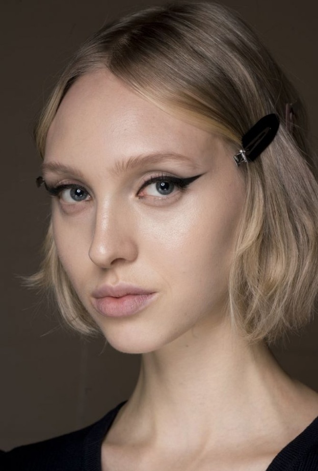 طرق رسم الايلاينر لتوسيع سحبة العينين المبطنة من Marc Jacobs