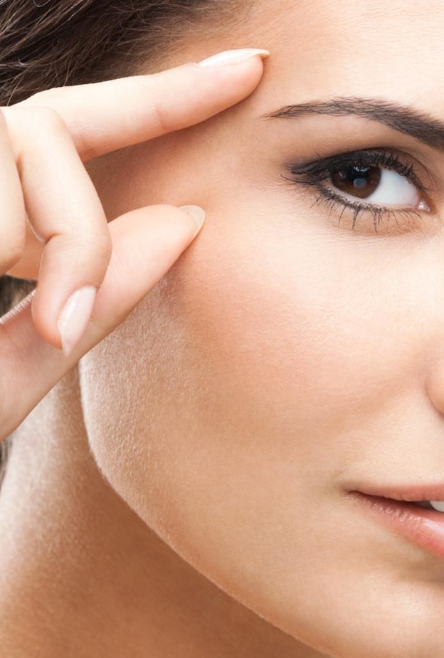  اخضعي لعملية زراعة الحواجب للحصول على حواجب كثيفة وسميكة