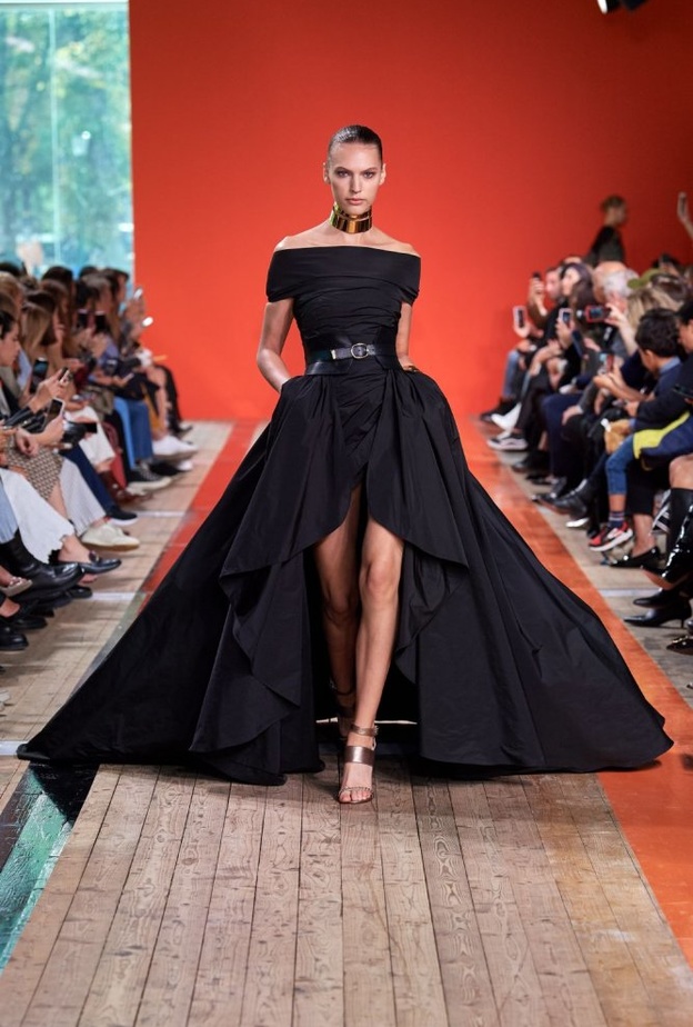  فستان سهرة أسود من Elie Saab