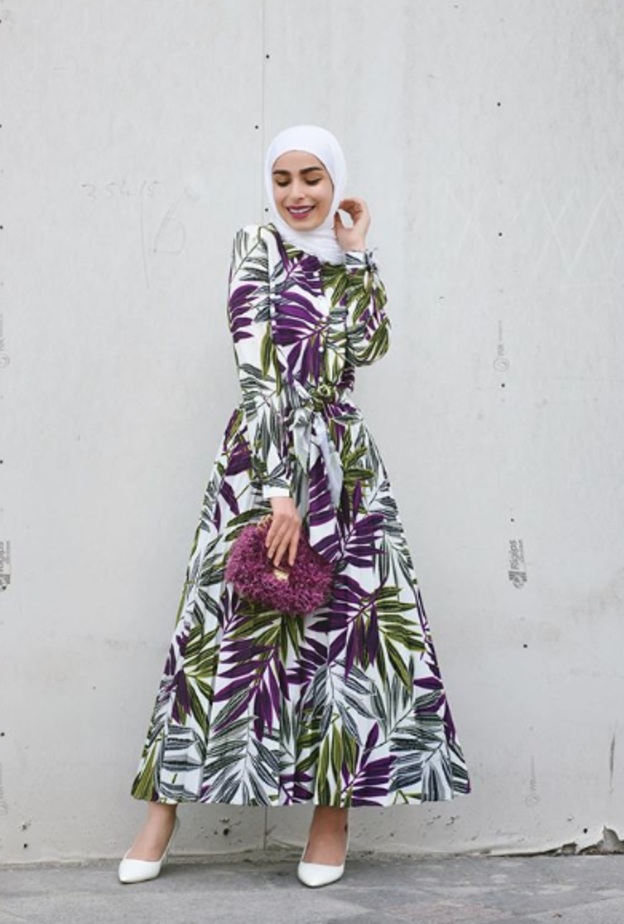 اختارت سمر شاكر فستان بطبعة الأشجار بمزيج جذاب من الألوان مع الحذاء الأبيض والحقيبة اللماعة