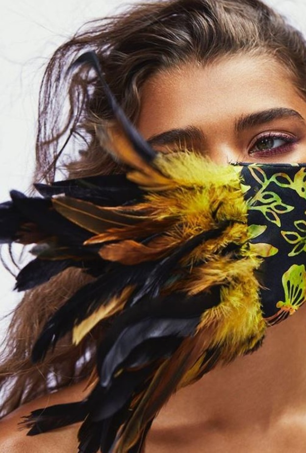  قناع مع الريش الذي يزيّن جزءاً من القناع