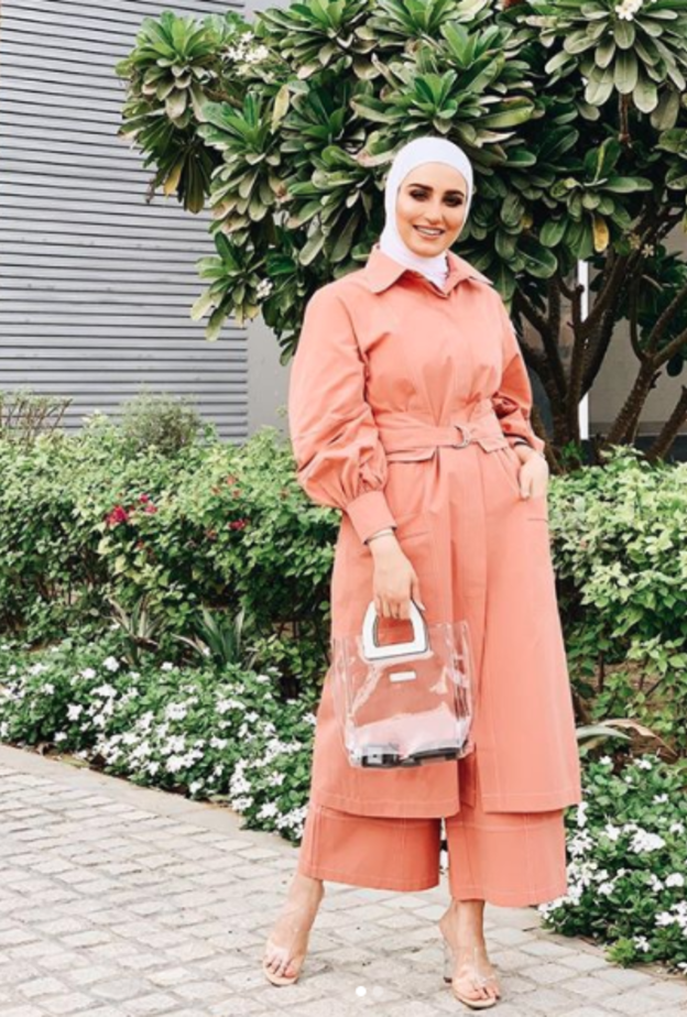  دلال الدوب في لوك أنيق باللون التفاحي