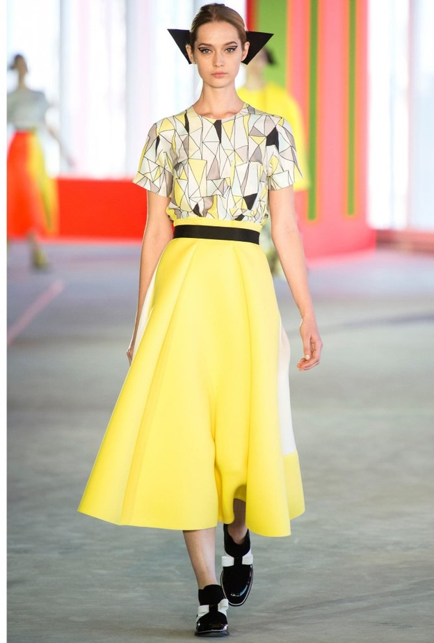 اخفاء الارداف بالملابس الملونة كتنانير Roksanda