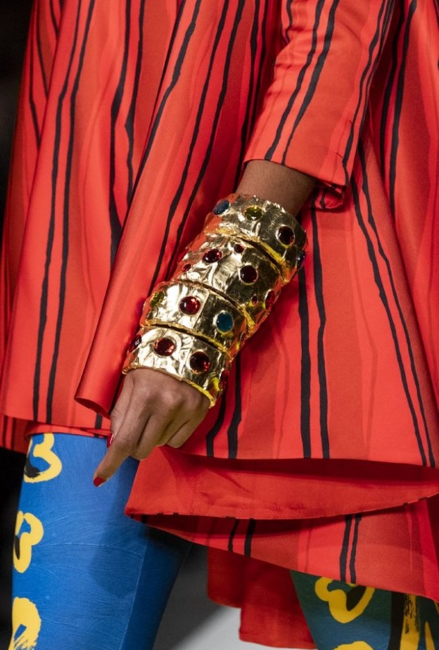 موضة اكسسوارات الاساور الضخمة لاطلالة جريئة وعصرية في صيف 2020