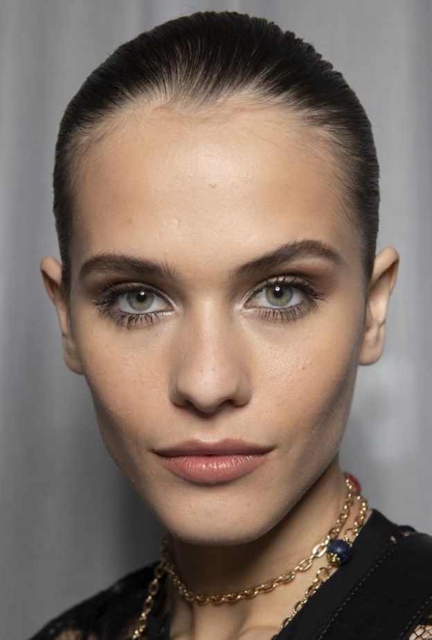 طرق تكثيف الحواجب بالايشادو الناعم من Elie Saab