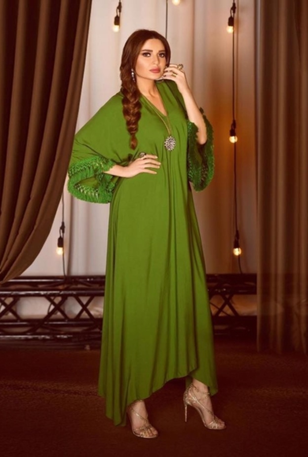  اختارت سيرين عبد النور القفطان الواسع باللون الاخضر