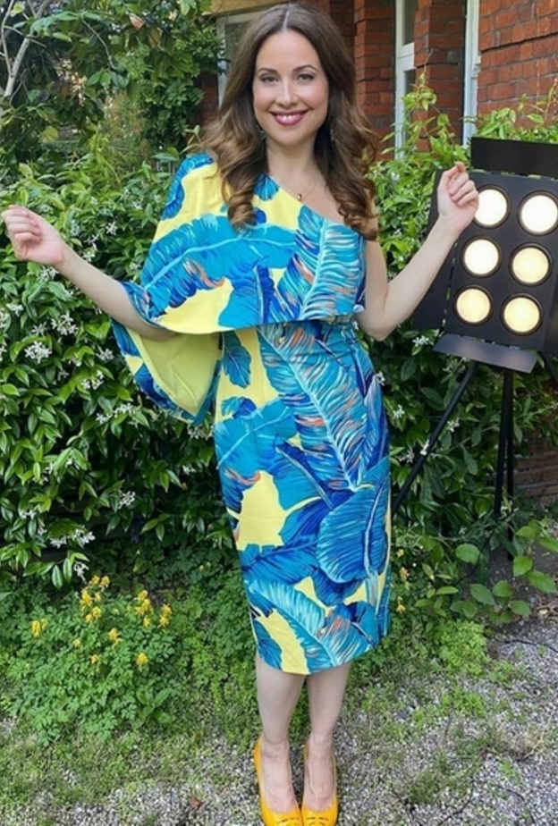 اطلالات النجمات العرب بأسلوب ريا أبي راشد مع الفستان الصيفي والهندسي