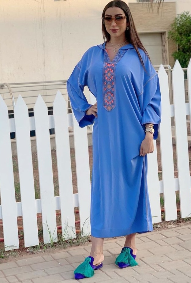 موديلات جلابيات مغربية واسعة باللون الازرق مستوحاة من اطلالات دنيا بطمة