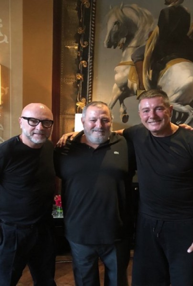 المصممان ستيفانو غابانا ودومينيكو دولتشي يتوسطهما الزميل عدنان الكاتب 