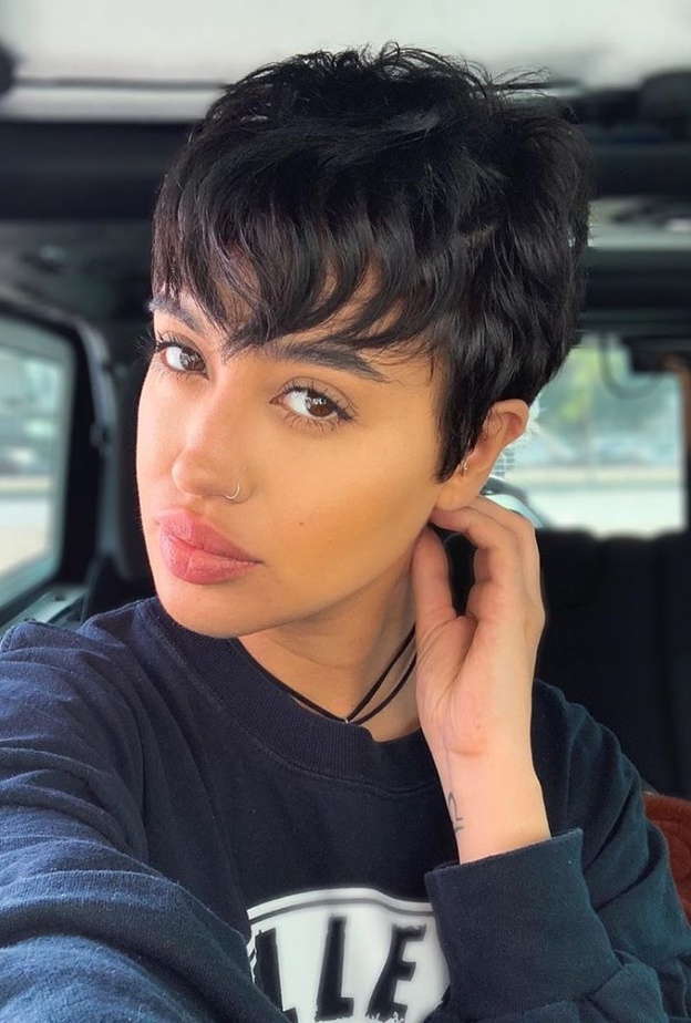 تسريحة شعر صبيانية بأسلوب نينا عبد الملك