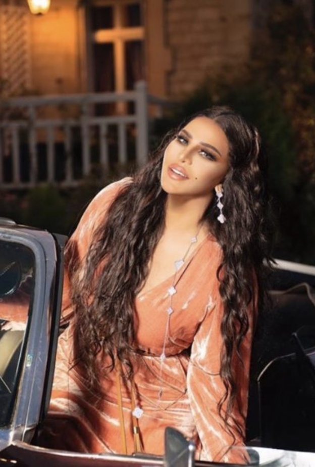 أحلام تطل على متابعيها بمجموعة صور جديدة مزينة بروح الصيف