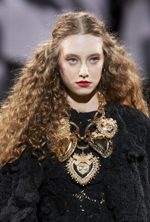 تسريحات شعر يومية سهلة للشعر المجعد والطويل من Dolce&Gabbana