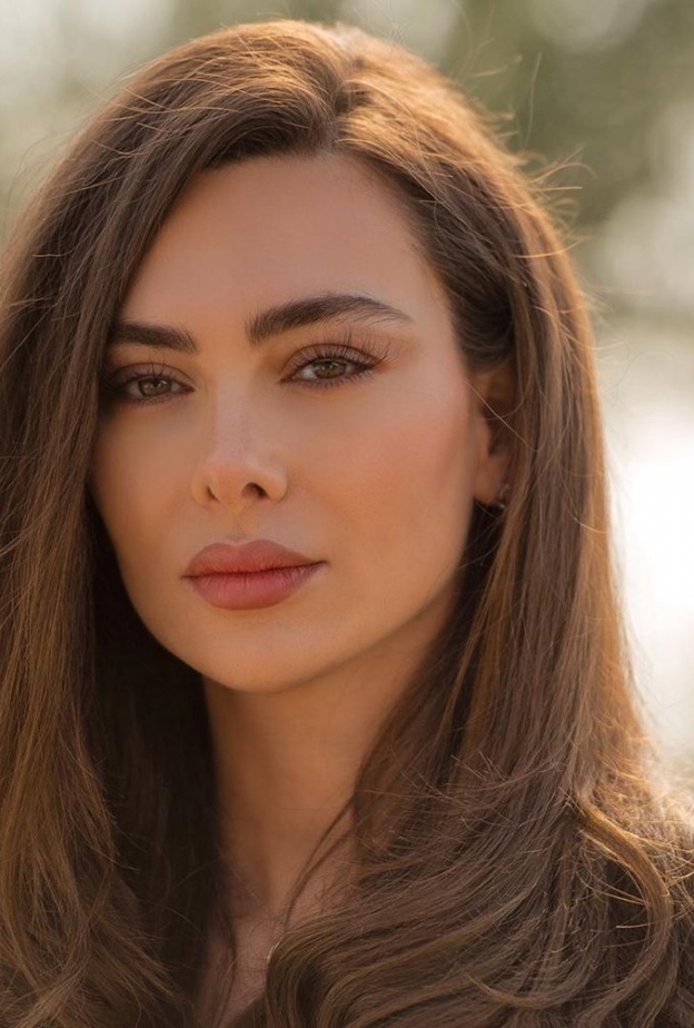 ستيفاني صليبة اختارت الرموش المستعارة المؤقتة الطويلة