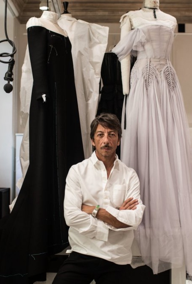 اعلن المدير الإبداعي للدار إقامة عرضين الأول في 8 يوليو والثاني في يوم 21 يوليو