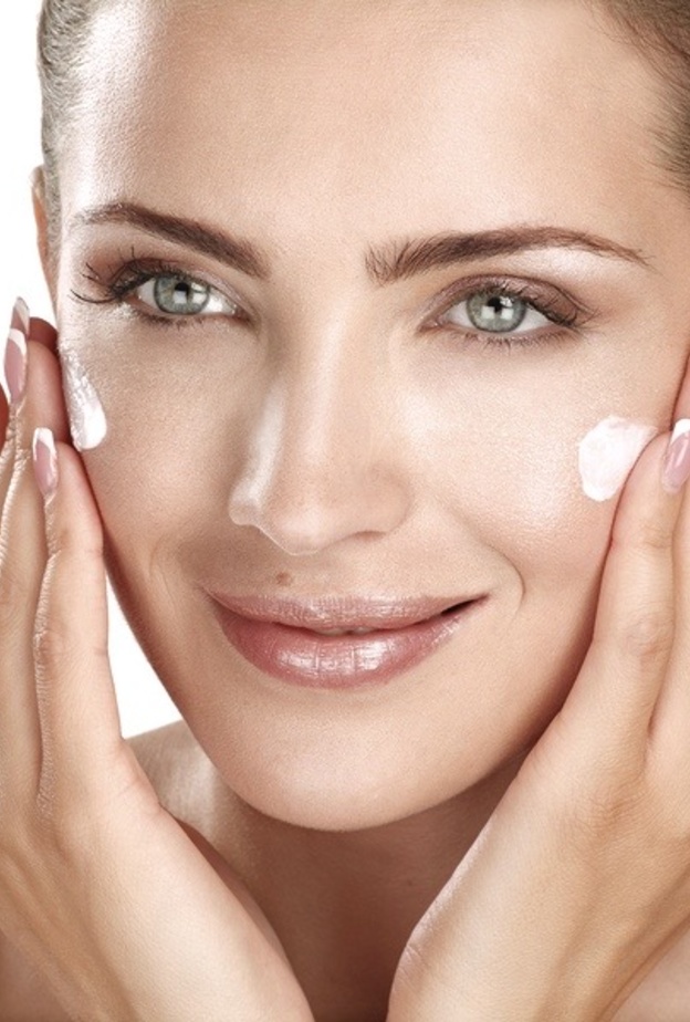 ابدئي نهارك بوضع واقي الشمس لحماية مكياجك من الطقس الحار