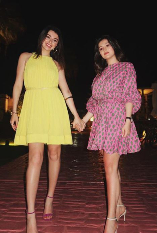 أطلت ماريتا بفستان قصير أصفر فيما إختارت دانا فستاناً بطبعة الورود وبأكمام طويلة