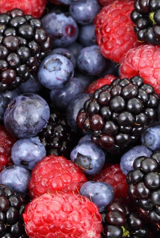 الفواكه الحمراء غنية بالفيتامين "سي"