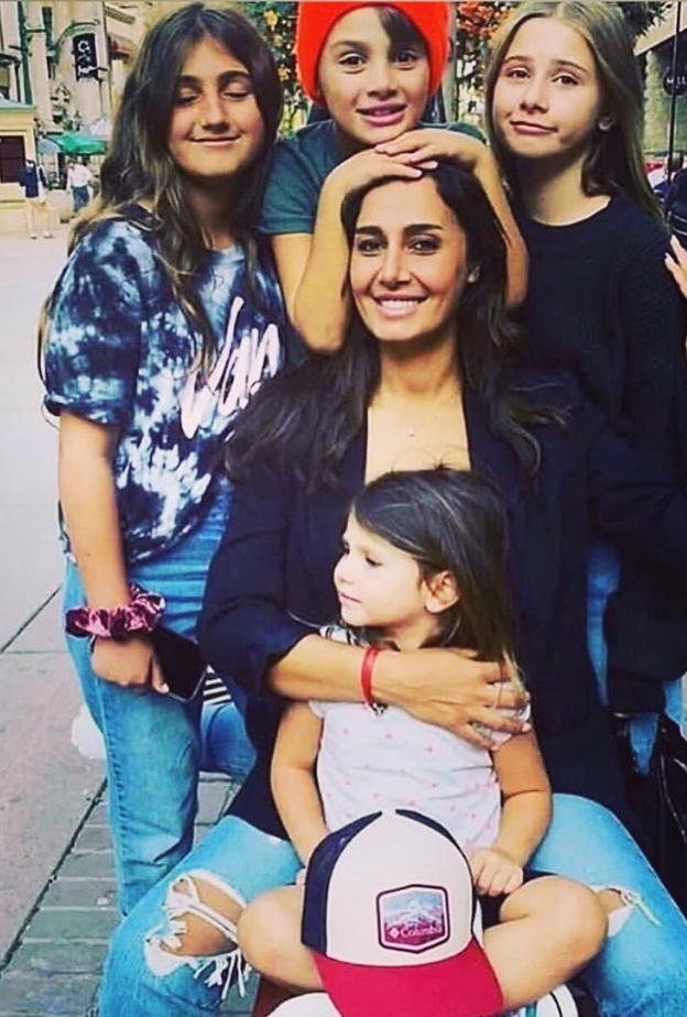 حلا شيحة وابنائها